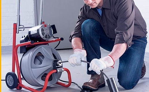 Equipamento de desentupimento K-500 sendo usado em Aratuba